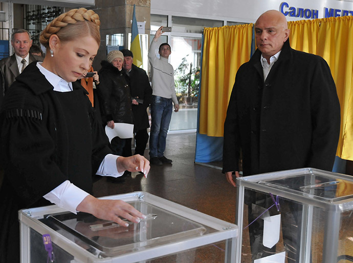 Batkivshchyna political party leader Yulia Tymoshenko and husband Alexander Tymoshenko cast their votes at a polling station in Dnipropetrovsk during the Ukrainian early parliamentary election. (RIA Novosti/Igor Maslov)