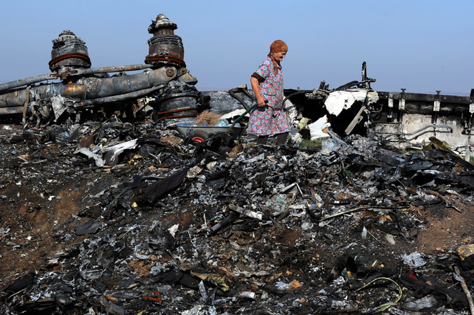 Nadezhda, a 76 year-old woman, walks on October 15, 2014 among the wreckage of Malaysia Airlines flight MH17, near the village of Rassipnoe. (AFP Photo)