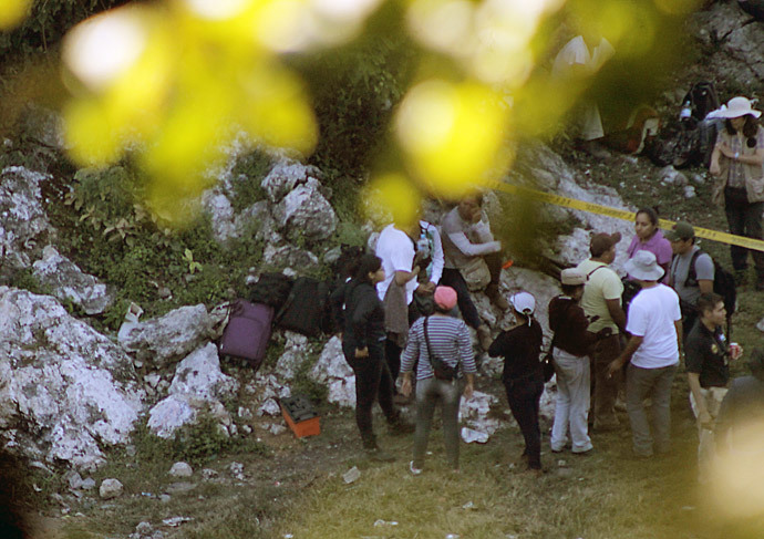 Forensic personnel arrive at the scene where a new mass grave has been discovered in a trash dump on the outskirts of Cocula, Guerrero state, Mexico on October 27, 2014. (AFP Photo / Jesus Guerrero)