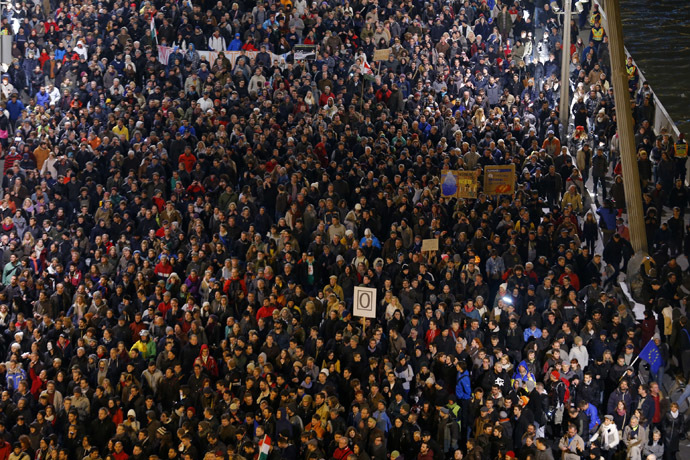 Tens of thousands of Hungarians march across the Elisabeth Bridge during a protest against new tax on Internet data transfers in centre of Budapest, October 28, 2014. (Reuters/Laszlo Balogh)