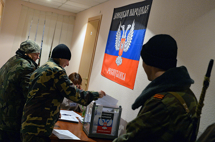 Members of the self-defense forces cast their votes during the elections for the leader and the People's Council of the Donetsk People's Republic (RIA Novosti / Alexey Kudenko)