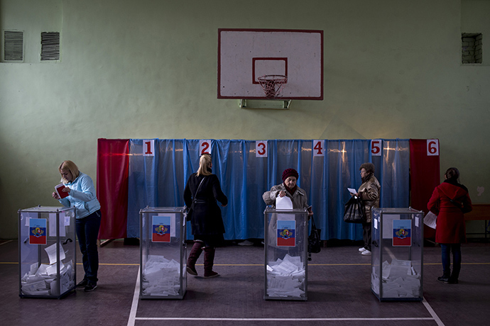 Luhansk residents cast their votes at a polling station during the elections for the head and the People's Council of the Luhansk People's Republic (Reuters / Valery Melnikov)