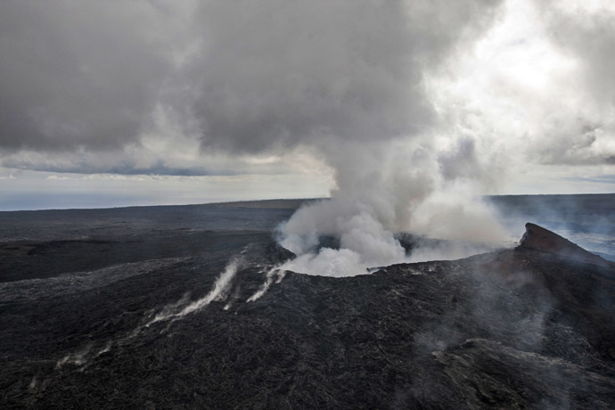 Smoke rises from the Pu'u O'o vent on the Kilauea Volcano on the Big Island of Hawaii. (Reuters/Marco Garcia)