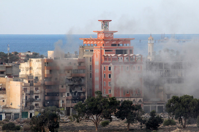 Smoke billows from buildings during an attack by the pro-government Libyan forces on districts held by Islamist militias on November 3, 2014 around the port of eastern Libya's restive city of Benghazi. (AFP Photo)