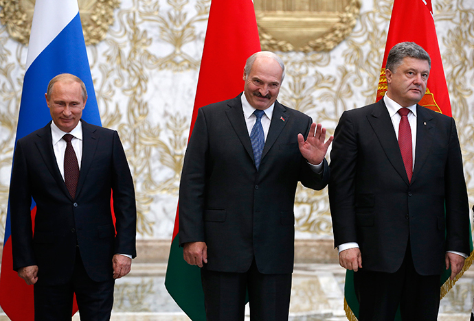 (L-R) Russia's President Vladimir Putin, Belarus' President Alexander Lukashenko and Ukraine's President Petro Poroshenko pose for a family photo during their meeting in Minsk, August 26, 2014 (Reuters / Grigory Dukor)