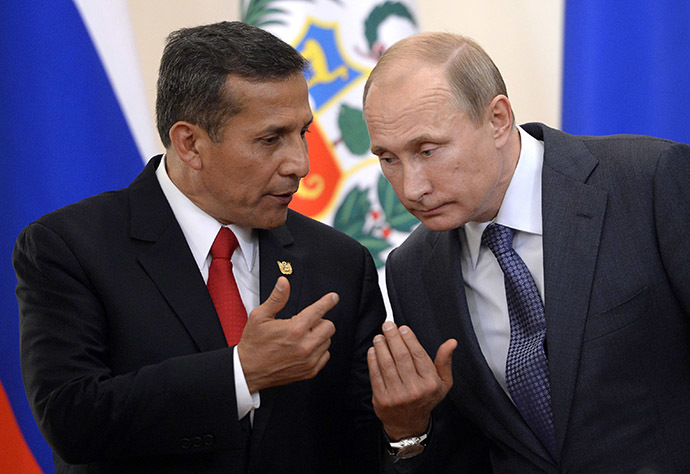 Russian President Vladimir Putin (R) and his Peruvian counterpart Ollanta Humala speak during a signing ceremony in Putin's residence in Novo-Ogaryovo outside Moscow on November 7, 2014. (AFP Photo/Alexander Nemenov)