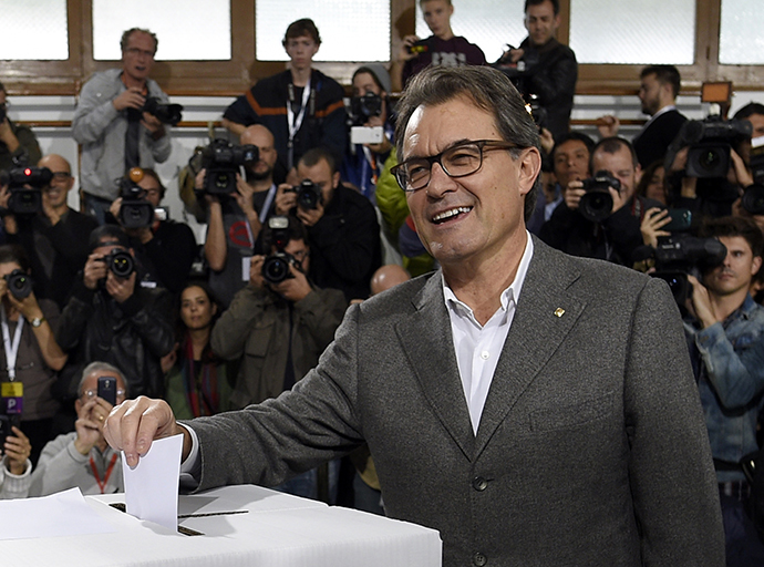 The president of Catalonia's regional government, Artur Mas, casts his ballot on November 9, 2014 in Barcelona in a symbolic vote on whether to break away as an independent state, defying fierce challenges by the Spanish government. (AFP Photo / Lluis Gene)