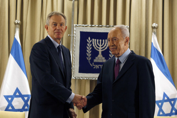 Israeli President Shimon Peres (R) shakes hand with Tony Blair, Special Envoy of the Quartet on the Middle East, at the start of their meeting to push for an end to the violence in Gaza on November 19, 2012. (AFP Photo)