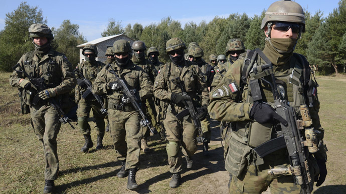 Polish servicemen take part in military exercises outside the town of Yavoriv near Lviv, September 19, 2014. (Reuters / Roman Baluk)