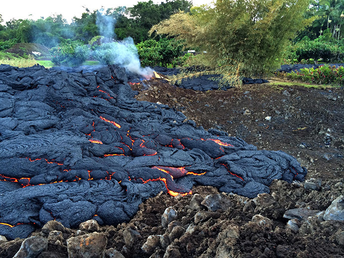 This image provided by the US Geological Survey (USGS) shows minor breakouts of lava from the Kilauea volcano in Pahoa, Hawaii on the afternoon of Thursday, October 30, 2014. (AFP Photo/US Geological Survey)