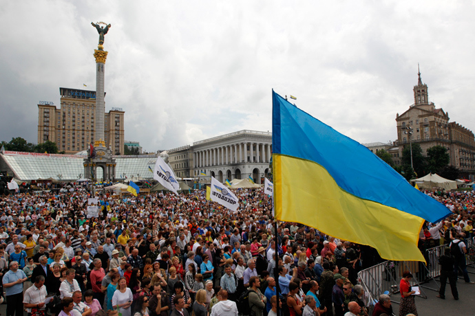 People attend the so-called people's veche (assembly) in Independence Square (Maidan Nezalezhnosti) in central Kiev June 1, 2014 (Reuters / Valentyn Ogirenko)