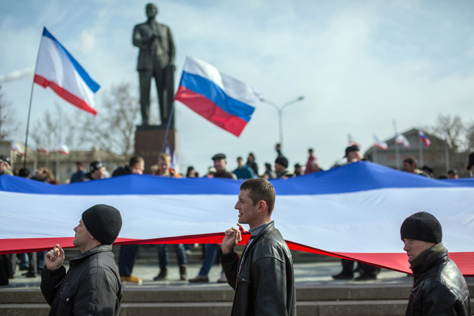 People take part in a rally supporting the referendum on the status of Crimea on the square in front of the Council of Ministers in Simferopol (RIA Novosti / Andrey Stenin)