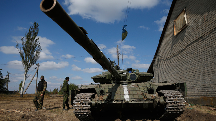 Ukrainian soldiers stand next to a tank near the eastern city of Donetsk (Reuters / David Mdzinarishvili)
