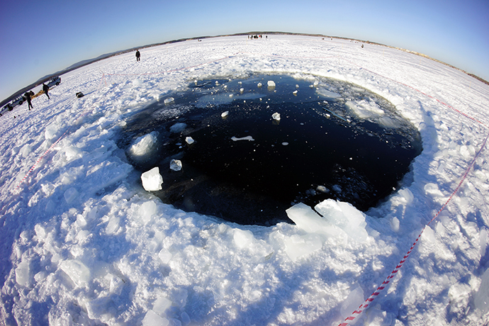 An ice hole in Lake Chabarkul, Chelyabinsk Region, where pieces of a meteorite could allegedly fall December 15, 2013 (RIA Novosti)