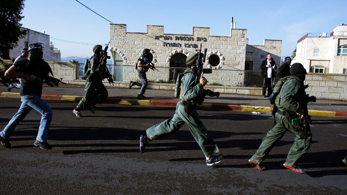 Israeli security personnel run next to a synagogue, where a suspected Palestinian attack took place, in Jerusalem, November 18, 2014.(Reuters / Ronen Zvulun)