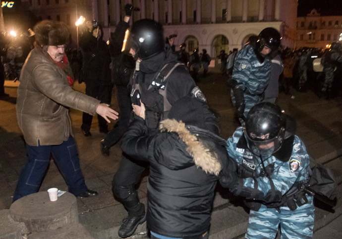 Riot police disperse people supporting EU integration in Independence Square in central Kiev, November 30, 2013. (Reuters / Inna Sokolovska)