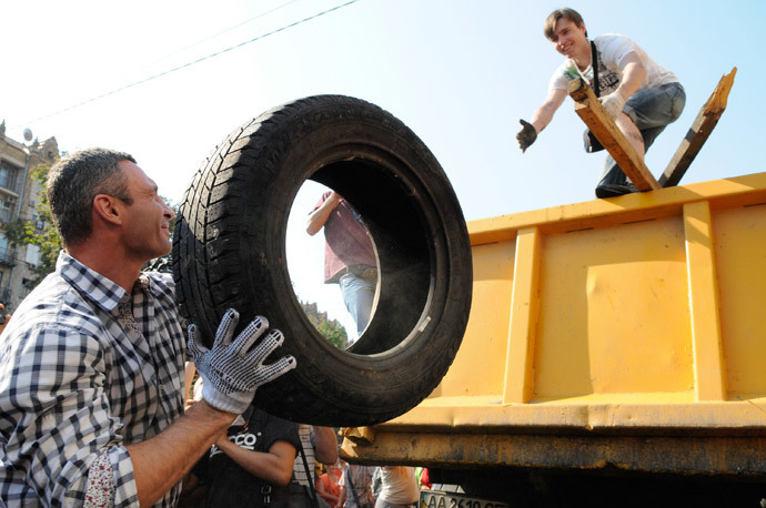 Kiev mayor Vitaly Klitschko takes part in clearing barricades on Independence Square (Maidan). (RIA Novosti / Alexandr Maksimenko)