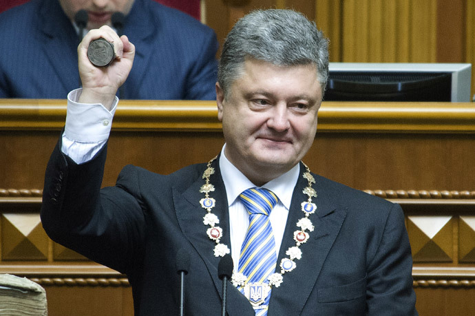 Ukraine's President Petro Poroshenko holding the Presidential stemp during a ceremony of his oath in the Parliament in Kiev. (AFP Photo / Presidential Press-Service / Anastasiya Syrotkyna)