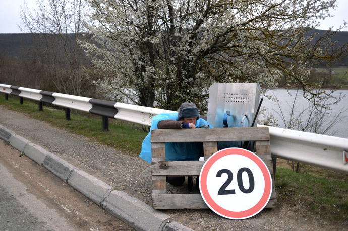 A man at a checkpoint on the motorway between Sevastopol and the village of Orlinoye on 16 March, 2014. (RIA Novosti / Valeriy Melnikov)
