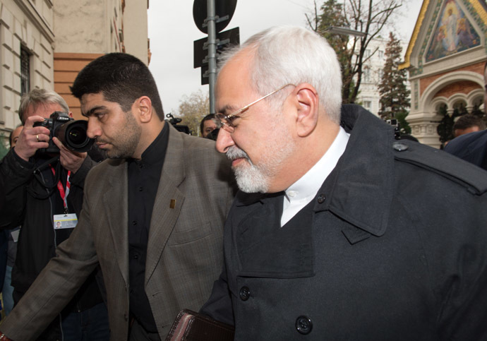 The Iranian Foreign Minister Mohammad Javad Zarif (R) arrives for lunch with the former Vice President of the European Commission at the Iranian Embassy during the 5+1 talks (the five permanent members of the UN Security Council China, US, France, Britain and Russia plus Germany) with Iran in Vienna on November 18, 2014. (AFP Photo)
