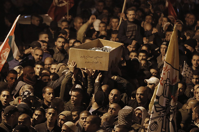 Palestinian mourners attend the funeral of bus driver Yusuf Hasan al-Ramuni in the West Bank town of Abu Dis from Jerusalem on November 17, 2014. (Ahmad Gharabli)