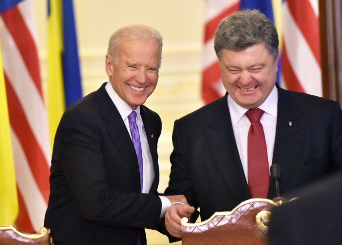 Ukrainian President Petro Poroshenko (R) and US Vice-President Joe Biden smile prior their statements for the results of their talks on November 21, 2014 in Kiev. (AFP Photo / Sergei Supinsky