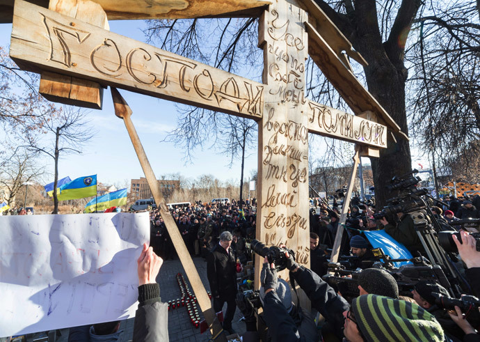 President Petro Poroshenko (center) during the ceremony of laying flowers to the Celestial Hundred Heroes Cross on the anniversary of the beginning of Maidan protests. (RIA Novosti / Mikhail Markiv) 
