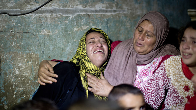 The wife (C-L) of Fadel Mohammed Halawa, 32, who was shot dead by Israeli forces near the border in northern Gaza, mourns during his funeral in Gaza City on November 23, 2014.(AFP Photo / Mahmud Hams)