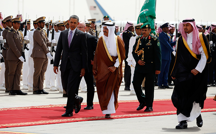 U.S. President Barack Obama (front L) is escorted from Marine One to Air Force One as he departs Saudi Arabia to return to Washington March 29, 2014 (Reuters / Kevin Lamarque)