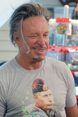 U.S. actor Mickey Rourke during the launch of sales of clothes and accessories featuring the picture of Russian President Vladimir Putin in GUM.(RIA Novosti / Vitaliy Belousov)