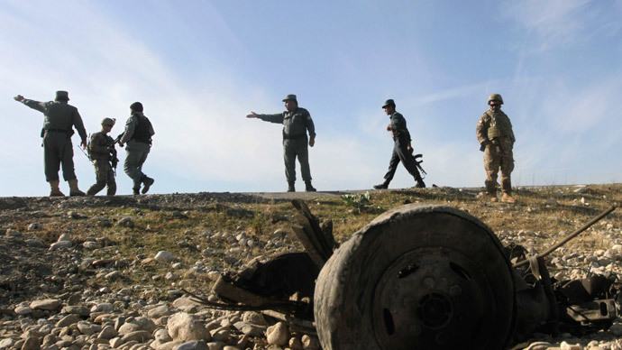 U.S. troops and Afghan policemen inspect the site of a suicide attack on the outskirts of Jalalabad, November 13, 2014.(Reuters / Parwiz)