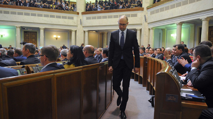Ukraine's Prime Minister Arseny Yatseniuk walks during a session of the parliament in Kiev November 27, 2014.(Reuters / Andrew Kravchenko)