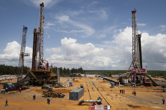 Employees work on drilling rigs at an oil well operated by Venezuela's state oil company PDVSA in Morichal July 28, 2011. (Reuters/Carlos Garcia Rawlins)