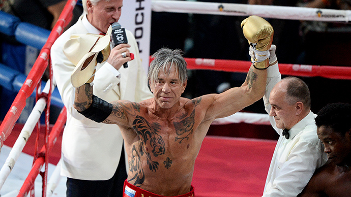 Church-blessed Rourke sports gold gloves, KOs 29-yo boxer in Russia (PHOTOS)