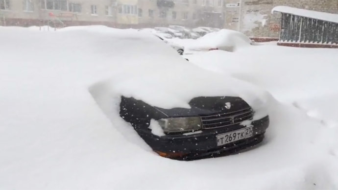 Freak Russian blizzard: Mad snow storm swallows cars, streets, buildings in Far East