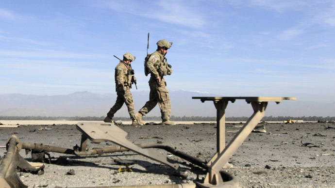 U.S. troops inspect at the site of a suicide attack on the outskirts of Jalalabad, November 13, 2014. (Reuters/Parwiz)