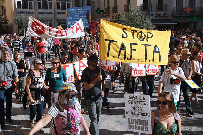 People protest on October 11, 2014 against the Transatlantic Free Trade Agreement (TAFTA) being negotiated between the European Commission and the exploitation of shale gas in the center of the southwestern French city of Narbonne (AFP Photo)