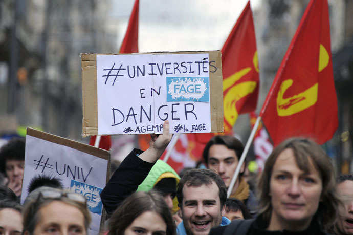 A man holds a placard reading "Universities in danger" as protesters march on December 11, 2014 in Toulouse, southern France, during a demonstration called by unions and the collective "Sciences en Marche", to denounce budget cuts in higher education and research. (AFP Photo/Pascal Pavani)