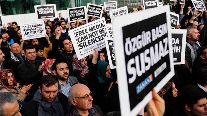 Zaman media group employees hold banners outside the headquarters of Zaman daily newspaper in Istanbul December 14, 2014.( Reuters / Murad Sezer)