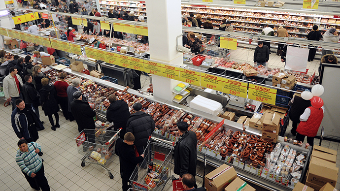 Customers at an Auchan store 12/09/2014 (RIA Novosti)