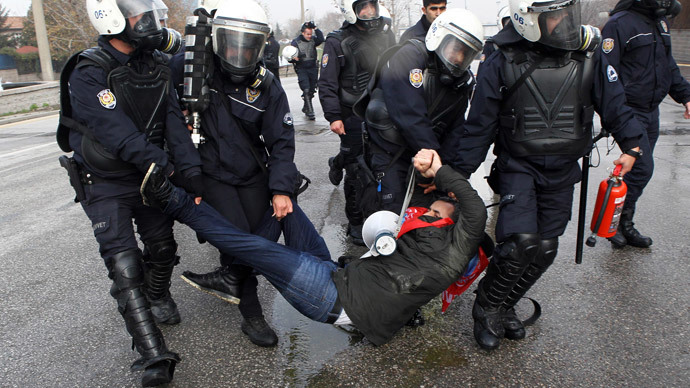 Police arrest a man during a rally making its way to Kizilay Square in the capital Ankara, as mainly teachers demonstrated against the Justice and Development Party (AKP) government's education policy, on December 20, 2014.(AFP Photo / Adem Altan)