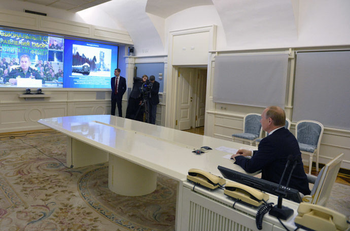 Russian President Vladimir Putin watches test launch of the first Angara-A5 heavy-duty rocket from the Plesetsk Space Center. (Reuters/Alexei Druzhinin)