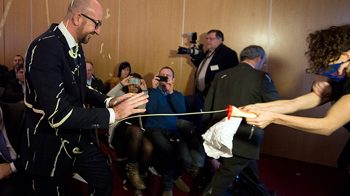 Femen branch pelts Belgian PM with chips and mayo (VIDEO)
