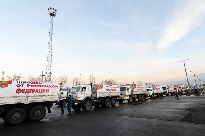 Trucks from Russia's tenth convoy carrying humanitarian aid for Donbass residents, at the Donetsk border checkpoint. (RIA Novosti/Sergey Pivovarov)