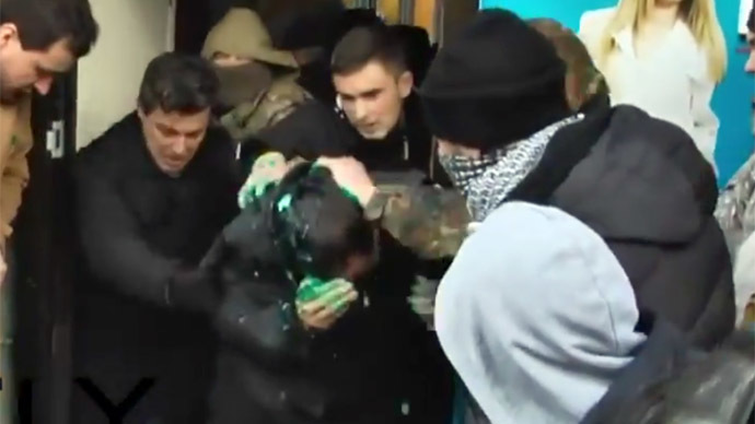 Radical protesters throw ‘old regime’ official into dumpster in E. Ukraine (VIDEO)