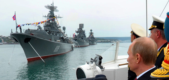Russia's President Vladimir Putin (R) reviews ships of Russian Black Sea fleet during a visit to the Crimean port of Sevastopol on May 9, 2014.(AFP Photo / Alexey Druzhinin)