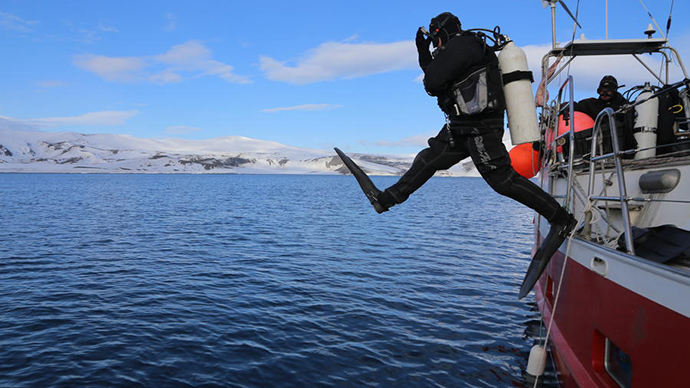 Russian divers take record-breaking sea plunge into Antarctic volcano (VIDEO)