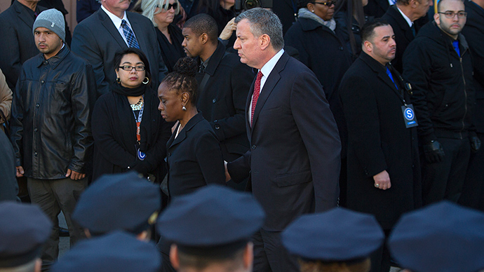 Hundreds of cops turn their backs on mayor at NYPD officer funeral