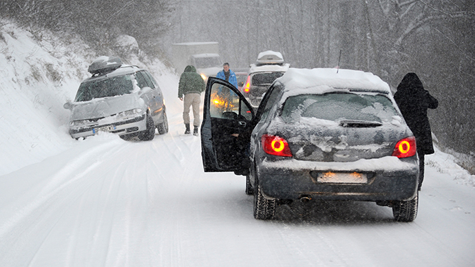 French Alps hit by massive snowfall, thousands of cars stranded (PHOTOS)