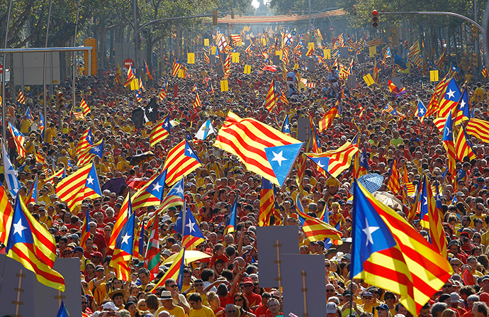 Catalans holding independentist flags (Estelada) gather on Gran Via de les Corts Catalanes during celebrations of Catalonia National Day (Diada) in Barcelona on September 11, 2014. (AFP Photo / Quique Garcia) 